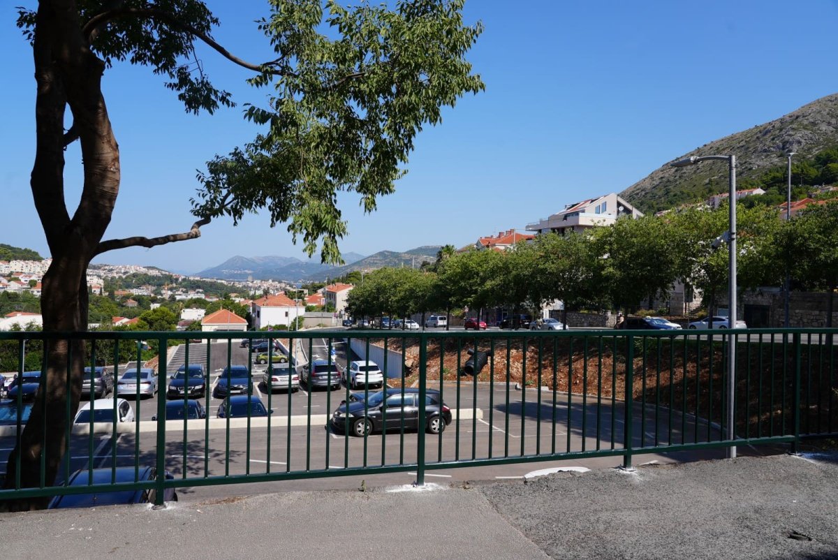 GRAD DUBROVNIK: INVESTITOR PARKIRALIŠTA NA ILIJINOJ GLAVICI BIO JE DUŽAN OBORINSKU ODVODNJU IZRADITI PREMA POSEBNIM UVJETIMA GRADA