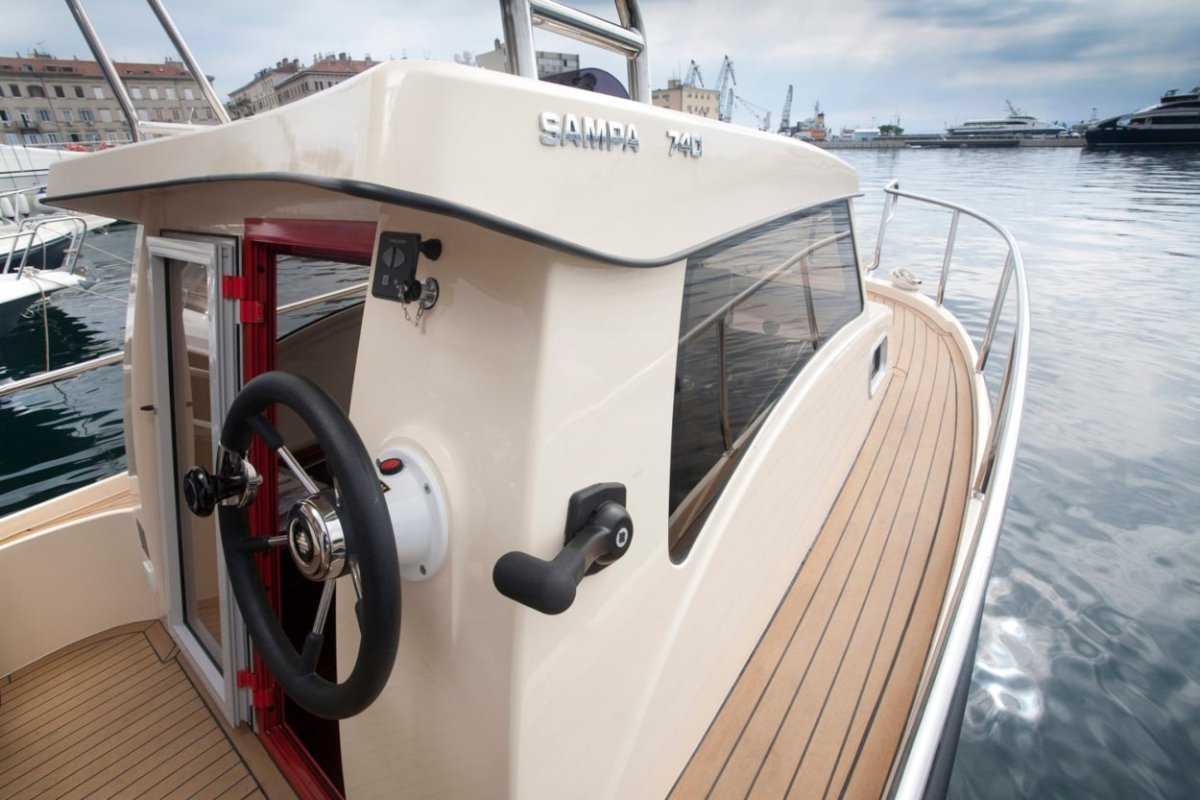 KOMANDE NISU UZALUD UGLAVNOM S DESNE STRANE PLOVILA