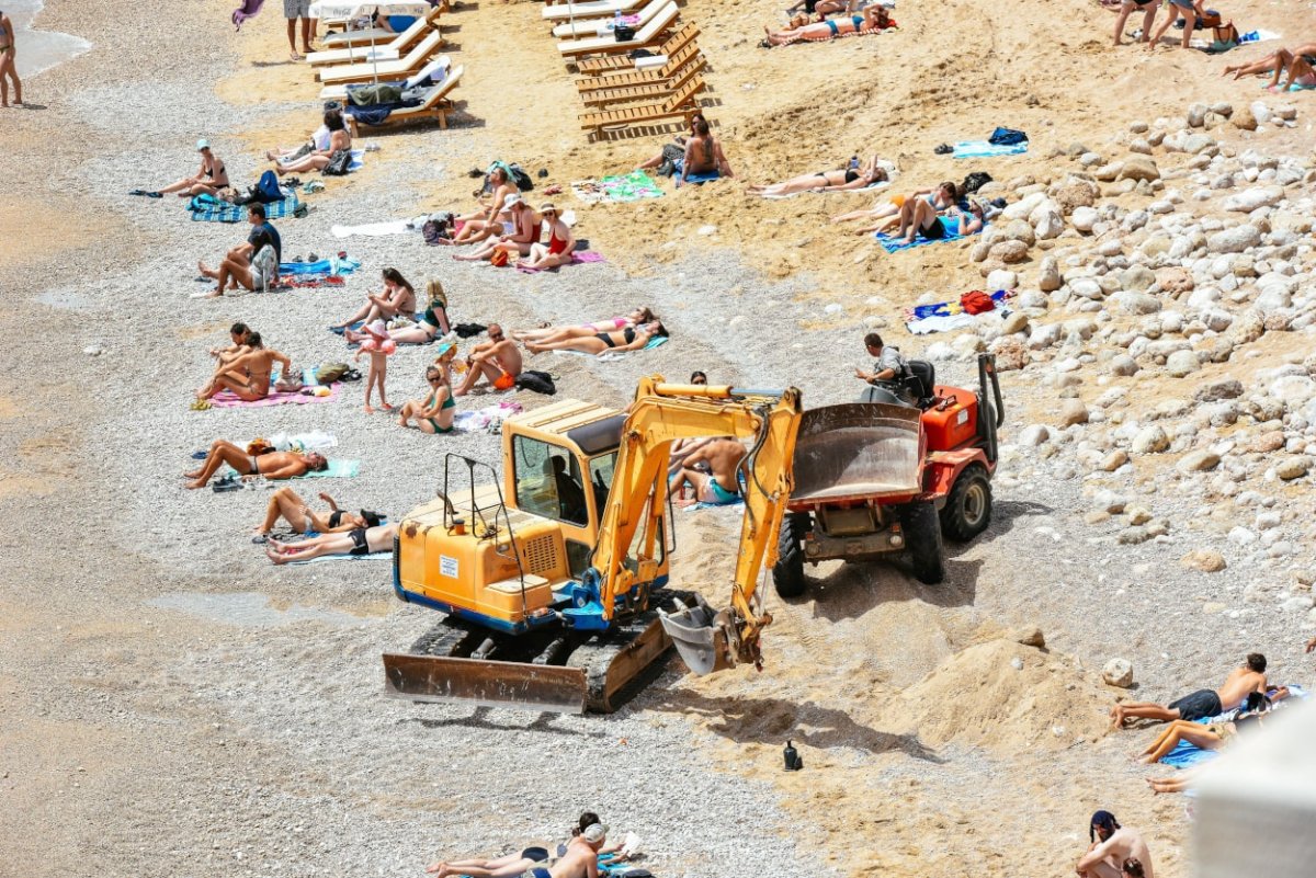 FOTOGRAFIJA DANA: KUPAČIMA NA BANJAMA NE SMETA NI BAGER