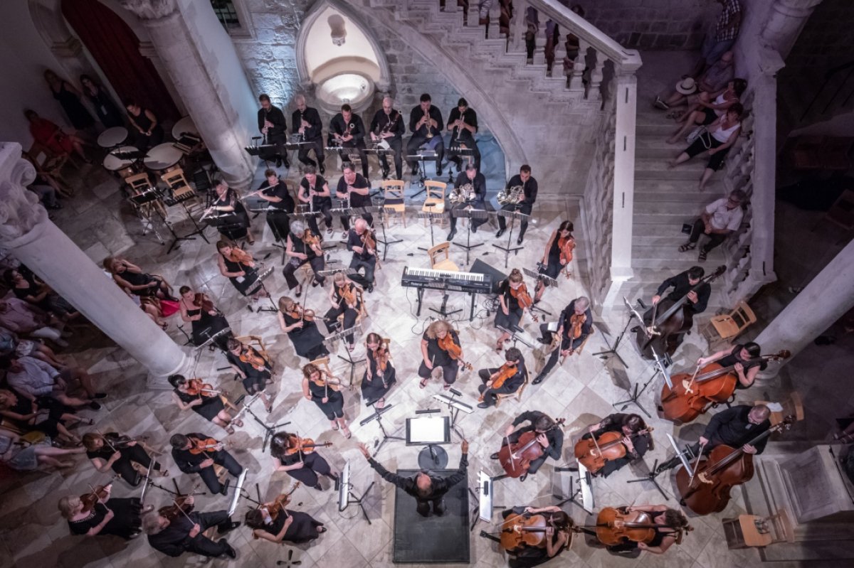 Komorni sastav DSO-a s violinisticom Evom Šulić u Dvoru