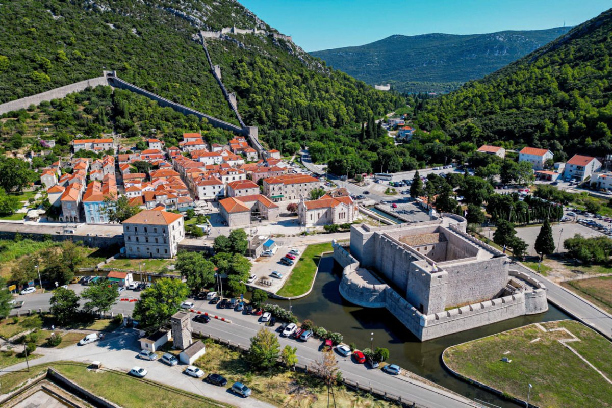 VLADA DONIJELA ODLUKU DA SE ODRŽE APSURDNI IZBORI U OPĆINI STON ZA VIJEĆNIKA NEPOSTOJEĆE NACIONALNE MANJINE