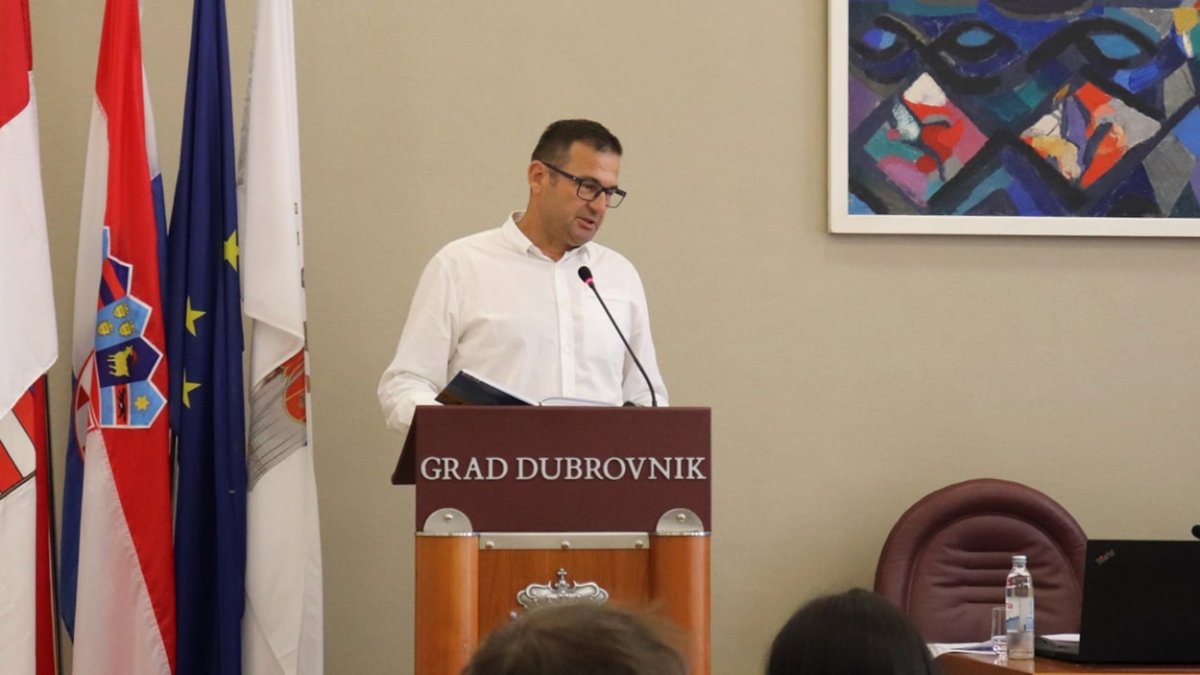 MARKOVIĆU SMETA MESIĆEVA FOTOGRAFIJA, TO JE IZGLEDA NAJVEĆI PROBLEM GRADA!