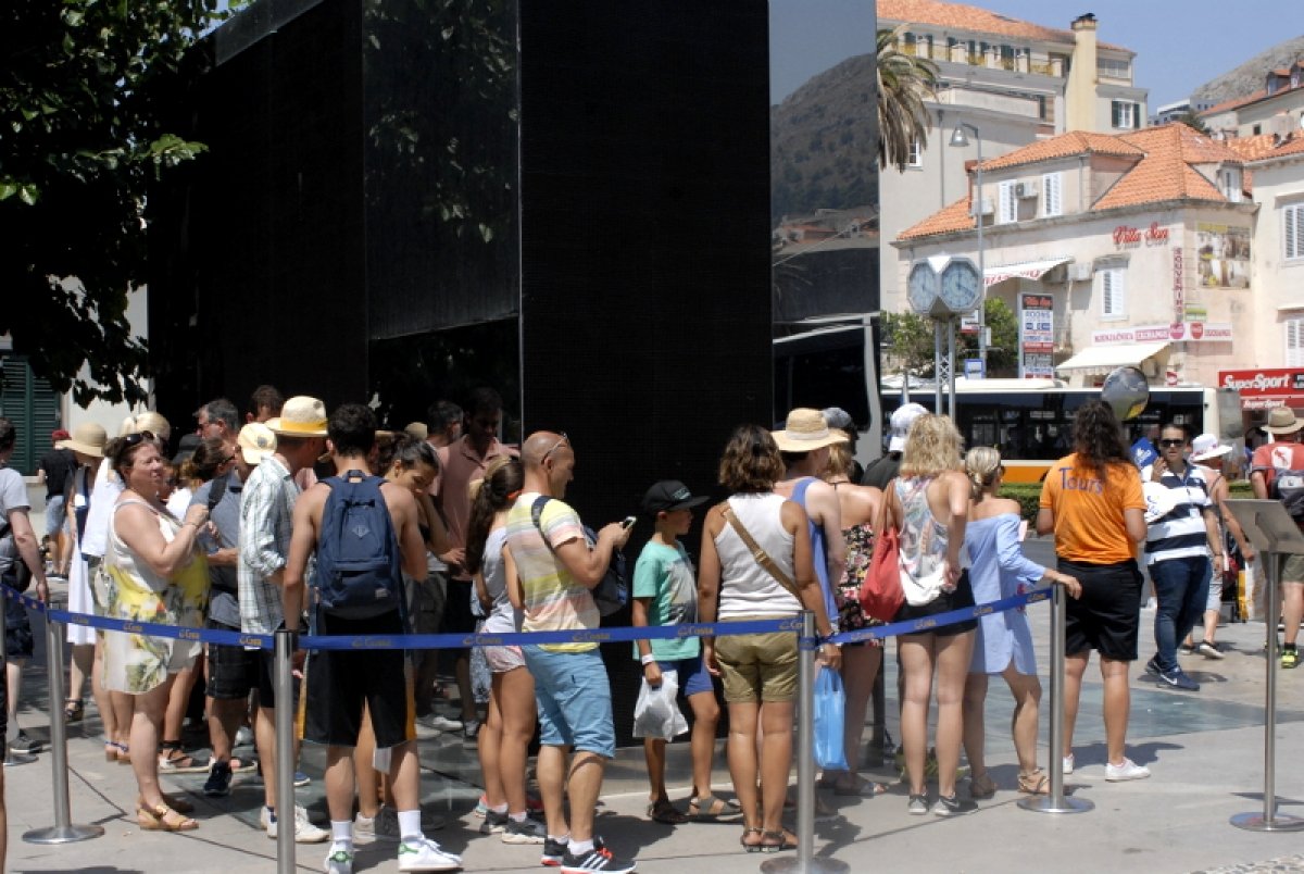 Na Dan branitelja ponovo neprikladna scena kod spomenika braniteljima