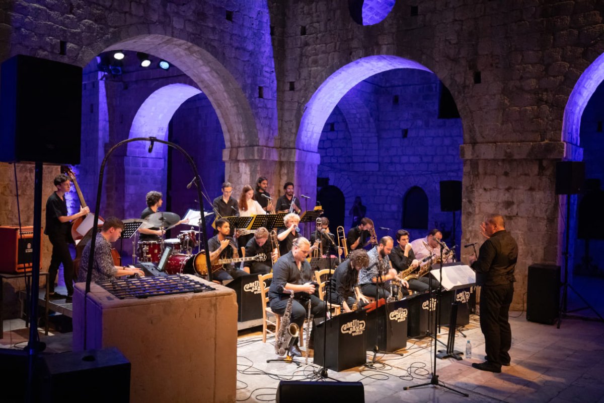 SVJETSKI JAZZ ORKESTAR GLAZBENIH MLADEŽI &amp; LUIS BONILLA NA TARACI REVELINA