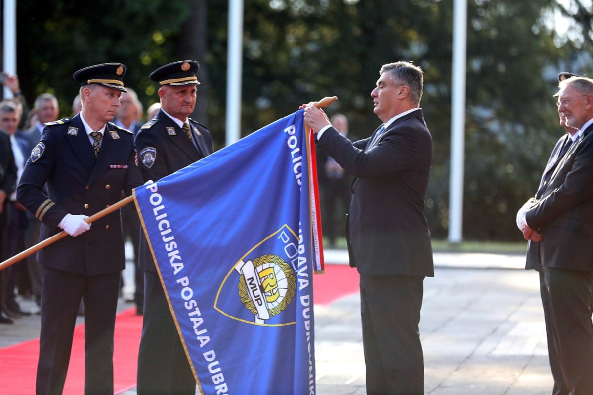 PREDSJEDNIK MILANOVIĆ ODLIKOVAO POLICIJSKU POSTAJU DUBROVNIK ZA DOPRINOS U DOMOVINSKOM RATU