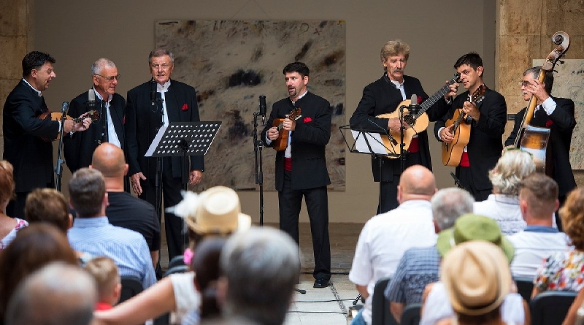 Klapa Maestral i Pučki pjevači u nedjelju u Mokošici