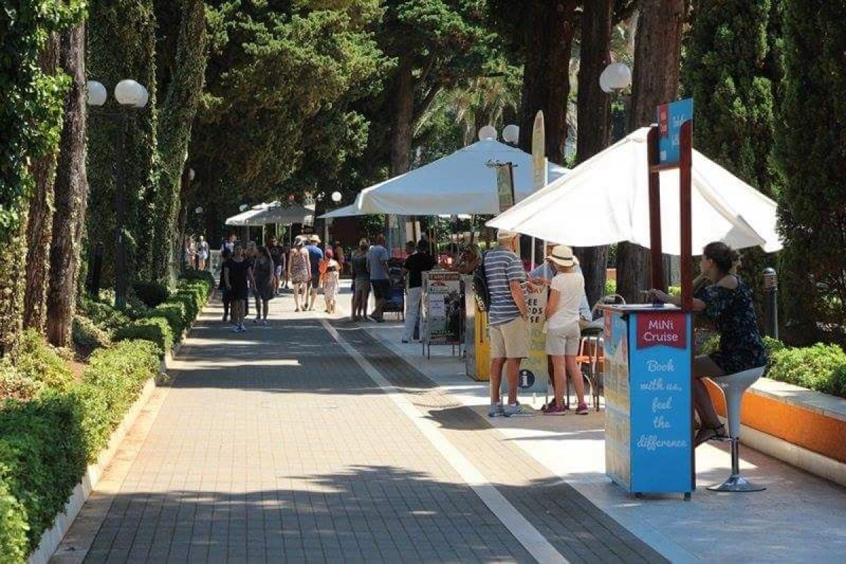 Ništa od najavljenog „blitzkriega“, većina štandova u povijesnoj jezgri ostaje, fasovali prodavači u Uvali Lapad