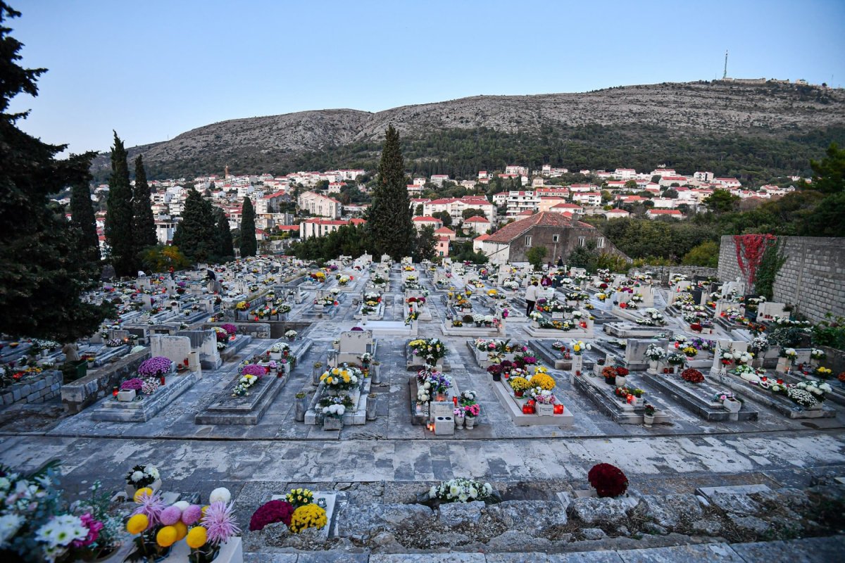 KAD JE VEĆ SVE SKUPO NEKA SE U DUBROVNIKU BAREM JEFTINIJE UMIRE