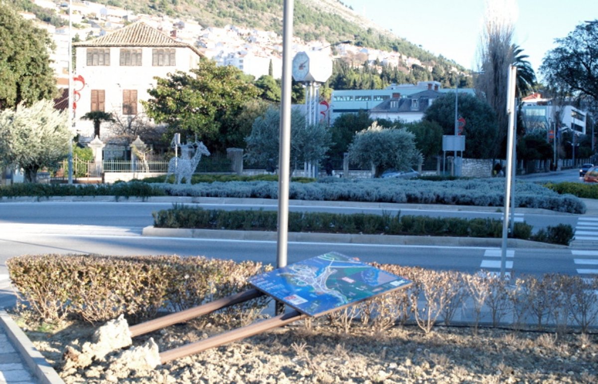 Bura izvalila iz zemlje i tablu s planom Grada