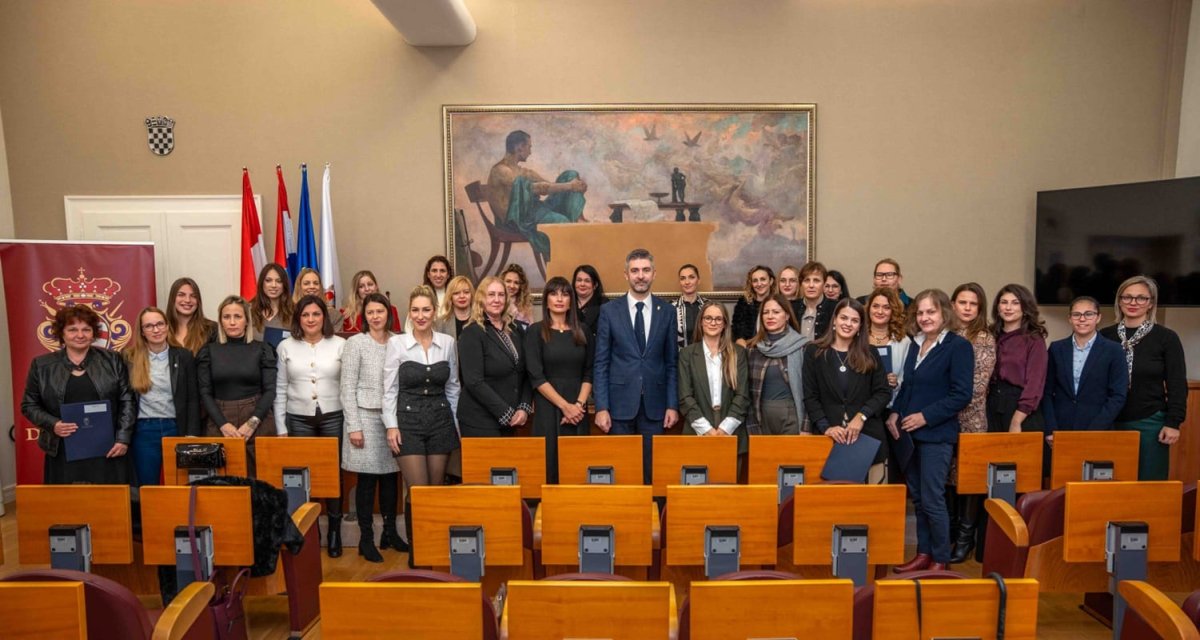 Foto / GRADONAČELNIK FRANKOVIĆ URUČIO POTPORE ZA ŽENE PODUZETNICE