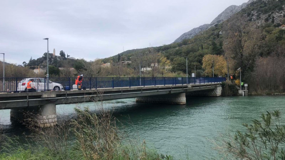 Utvrđuje se stanje mosta u Komolcu