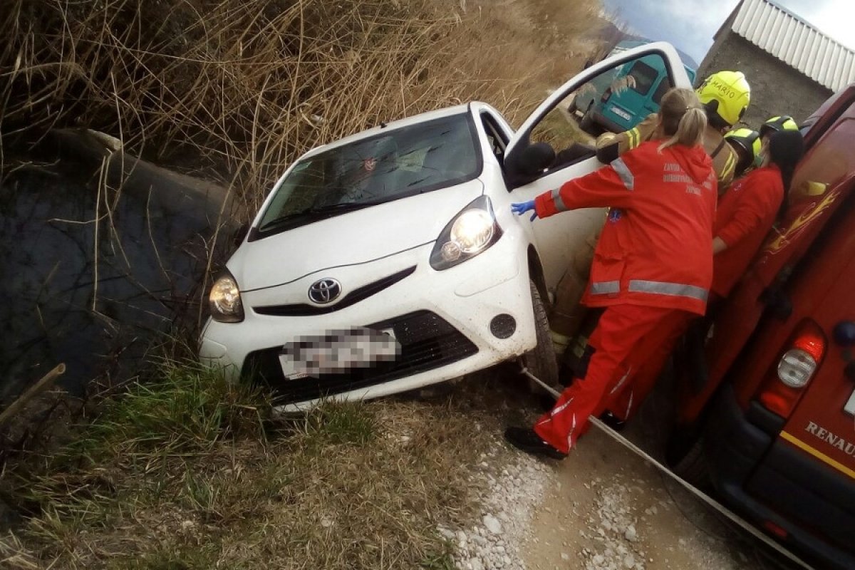 Četiri starije osobe morali izvlačiti iz vozila nakon slijetanja s ceste