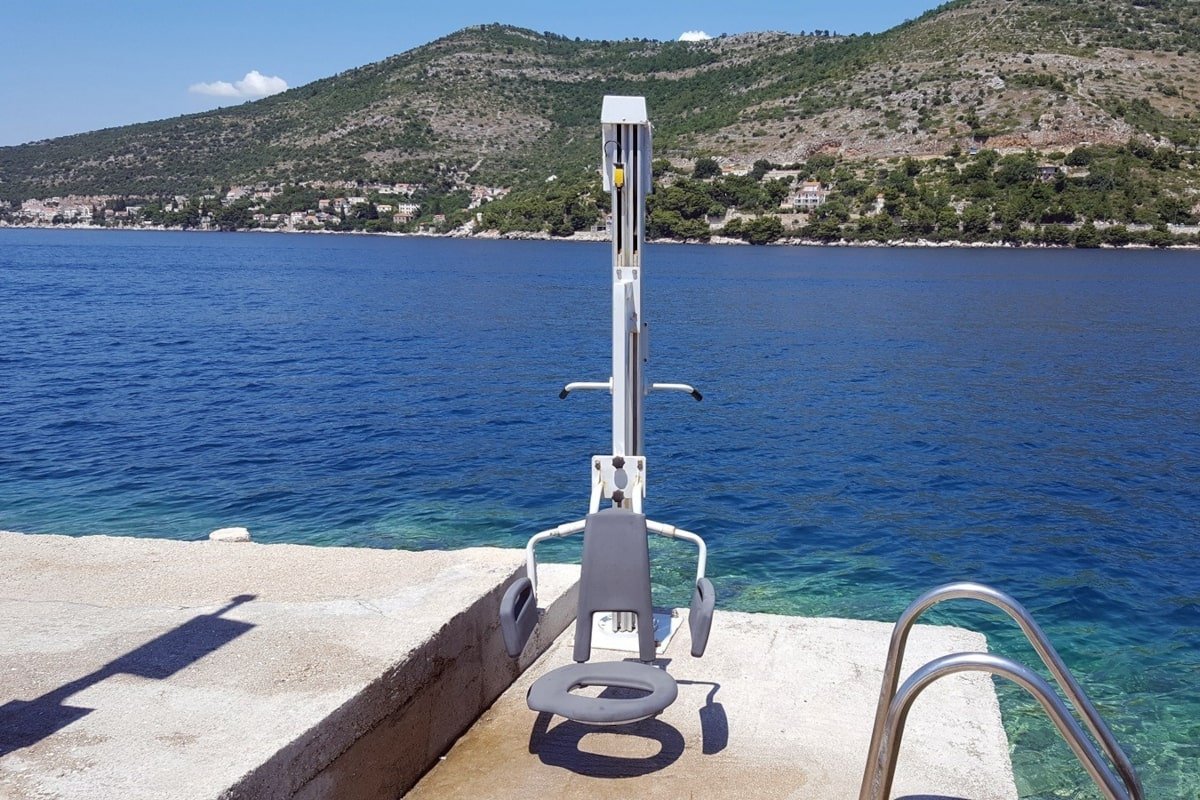 STRAŠNO! NETKO NAMJERNO LOMI DIZALA ZA OSOBE S INVALIDITETOM NA DUBROVAČKIM PLAŽAMA