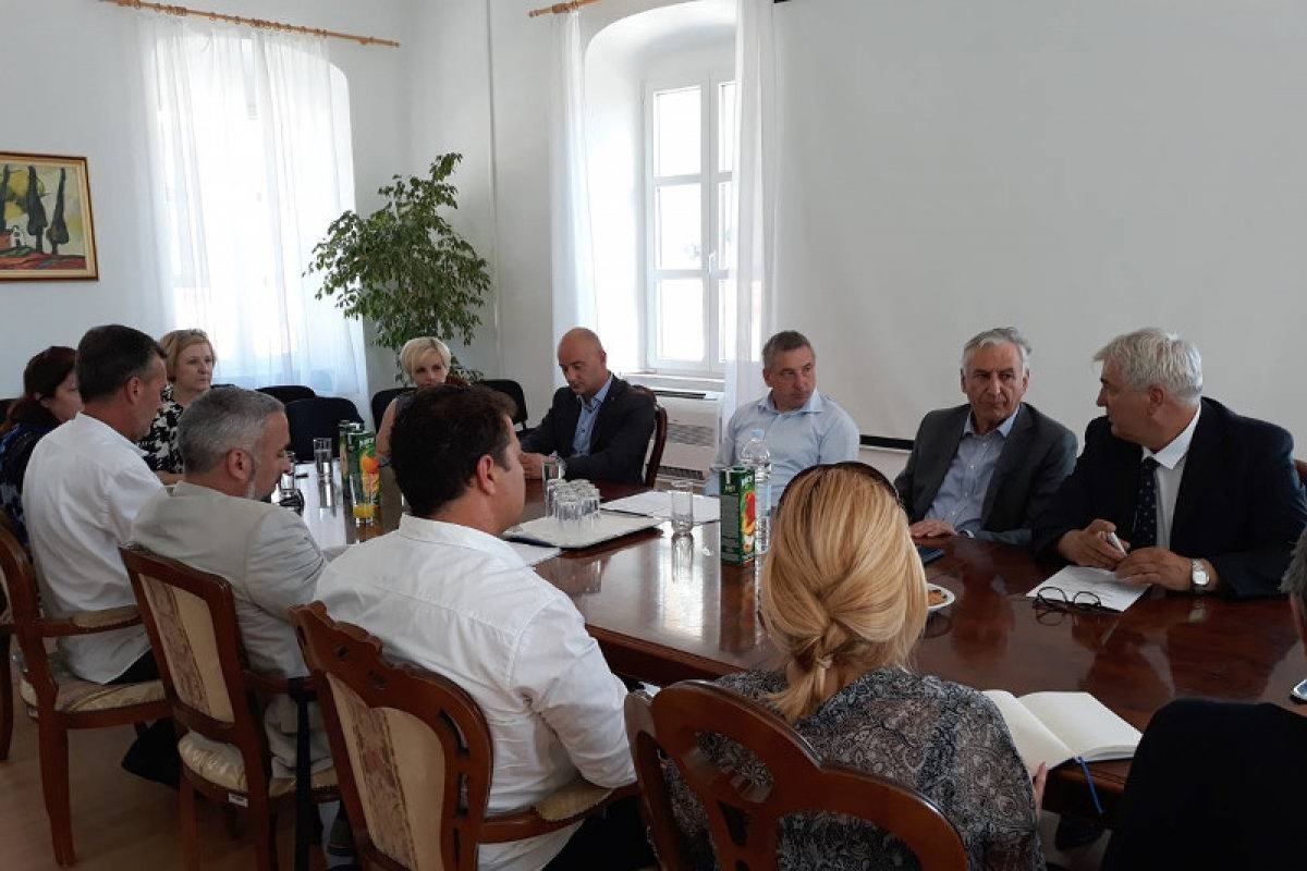 Župan Dobroslavić u Stonu s potpredsjednikom Vlade Štromarom o problemima školjkara