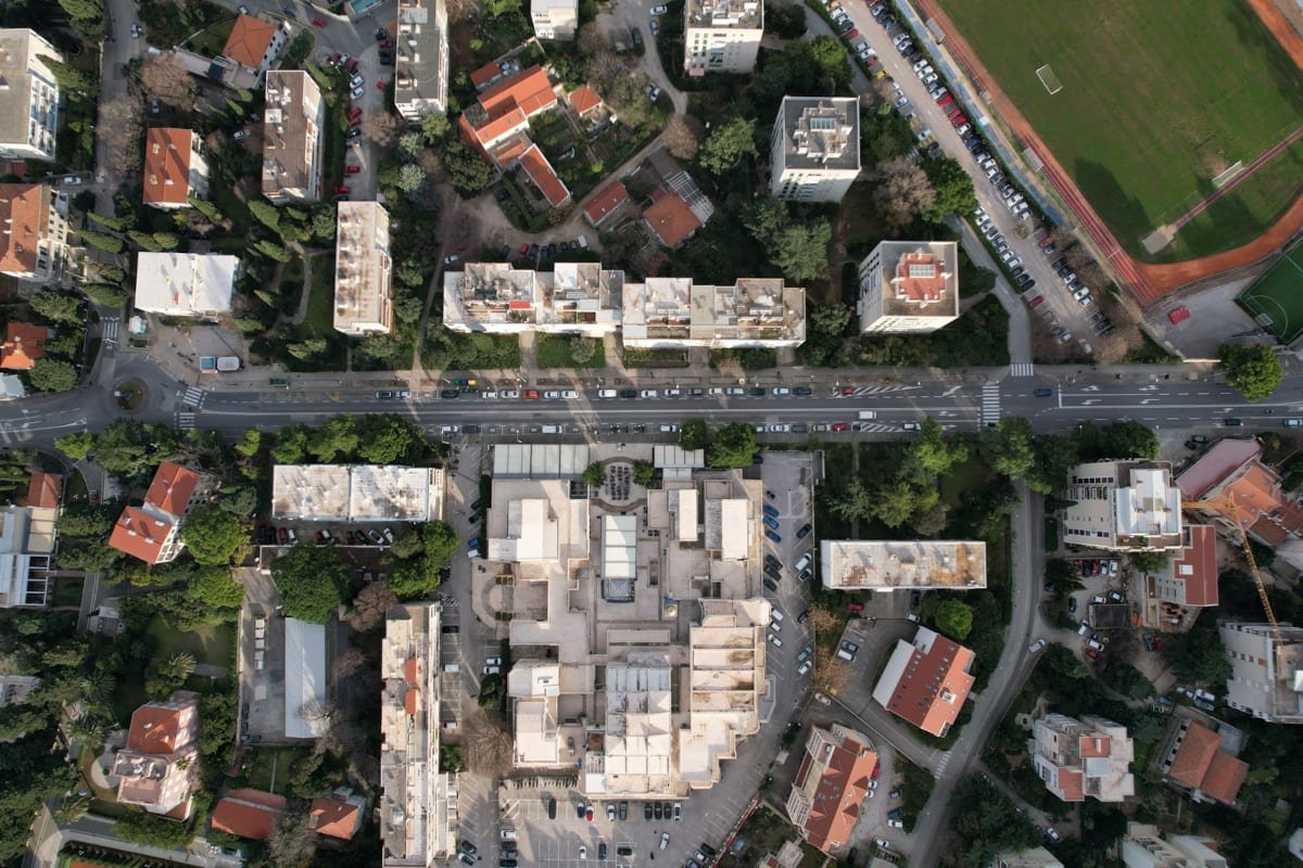 NASTAVLJAJU SE RADOVI NA UREĐENJU DRVOREDA NA BULEVARU; POTREBNO JE IZMJESTITI AUTOMOBILE