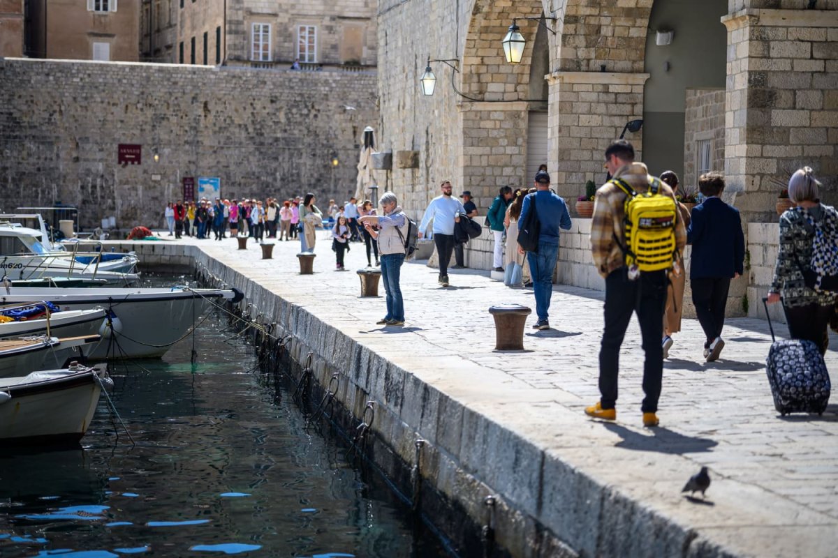 KONSTANTAN PAD BROJA TURISTA NA JUGU SE NASTAVLJA, U OŽUJKU ČAK 25 POSTO