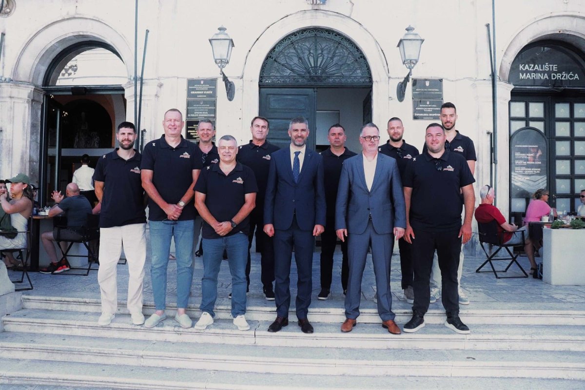 GRADONAČELNIK FRANKOVIĆ S ORGANIZATORIMA RUKOMETNOG KAMPA