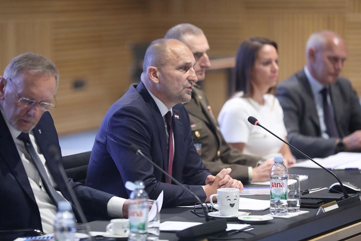 VOJNI ROK UVODI SE OD SIJEČNJA, BIT ĆE POZIVANI MLADIĆI KOJI OVE GODINE NAVRŠAVAJU 19 GODINA ŽIVOTA