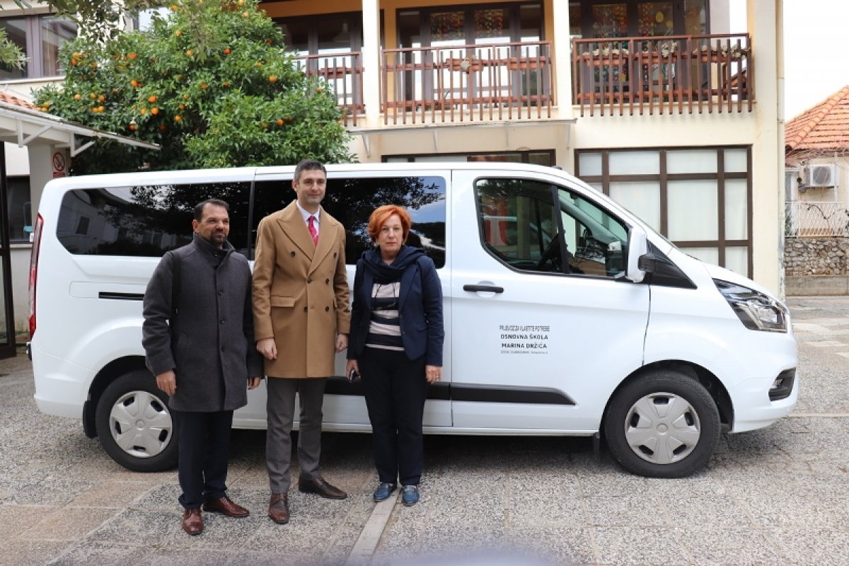 Novi kombi za OŠ Marina Držića