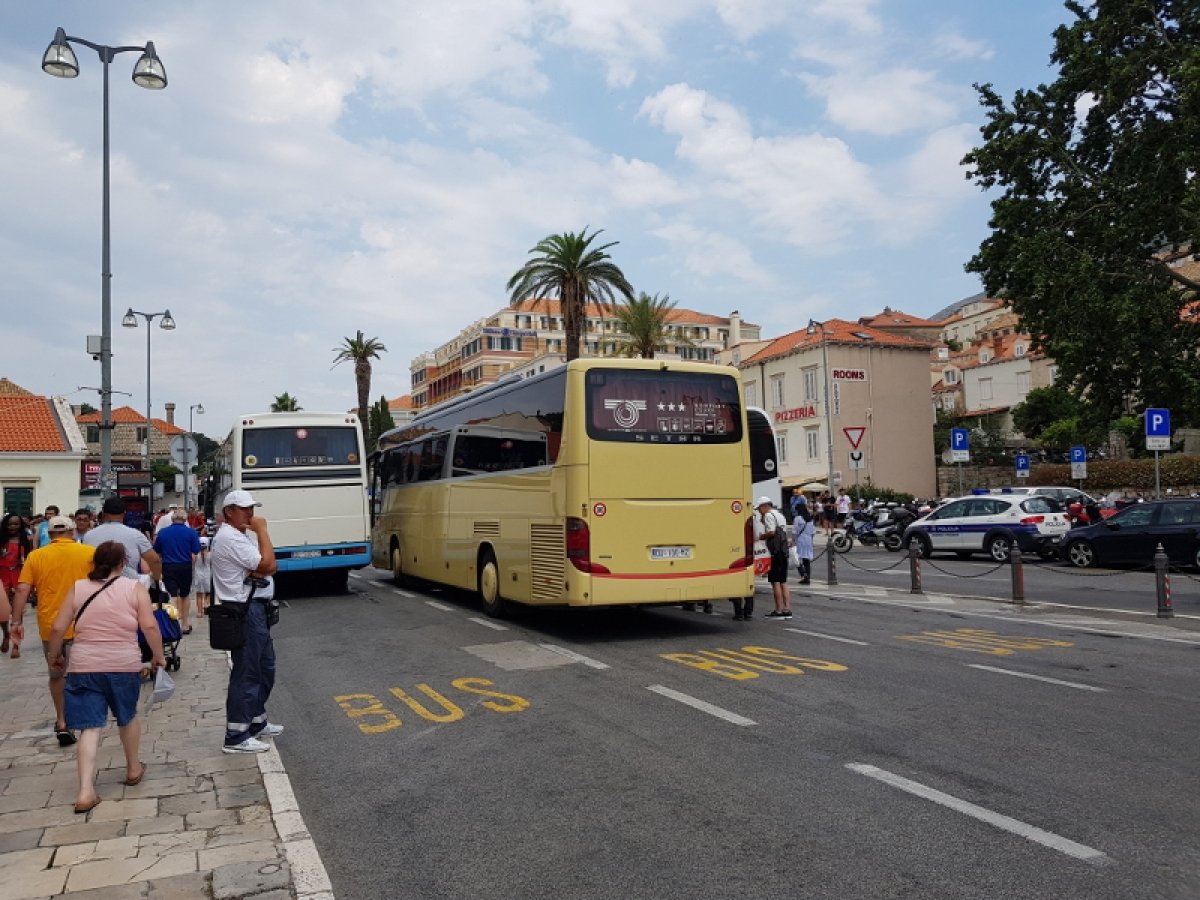 Grad povećava broj prometnih redara