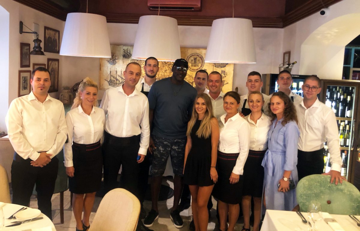 Air Jordan za objed izabrao Proto, osoblje nije propustilo priliku za fotografiju