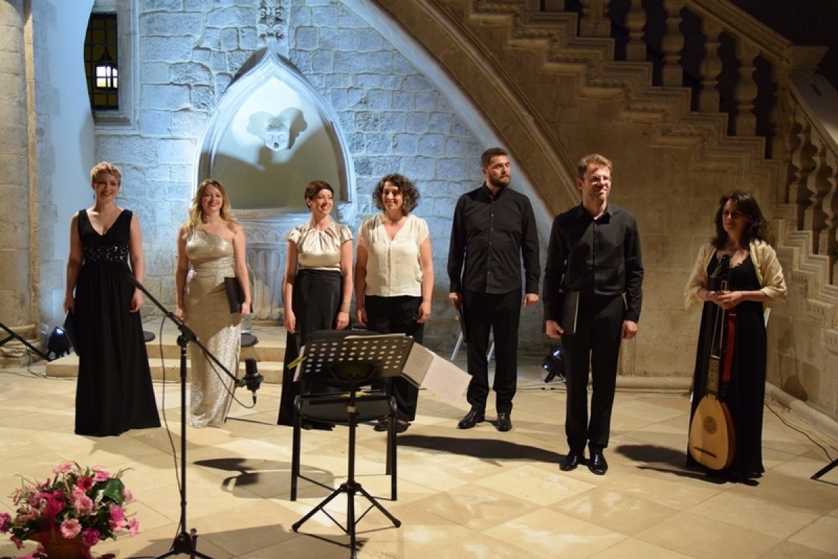 Antiphonus nastupio u Dvoru