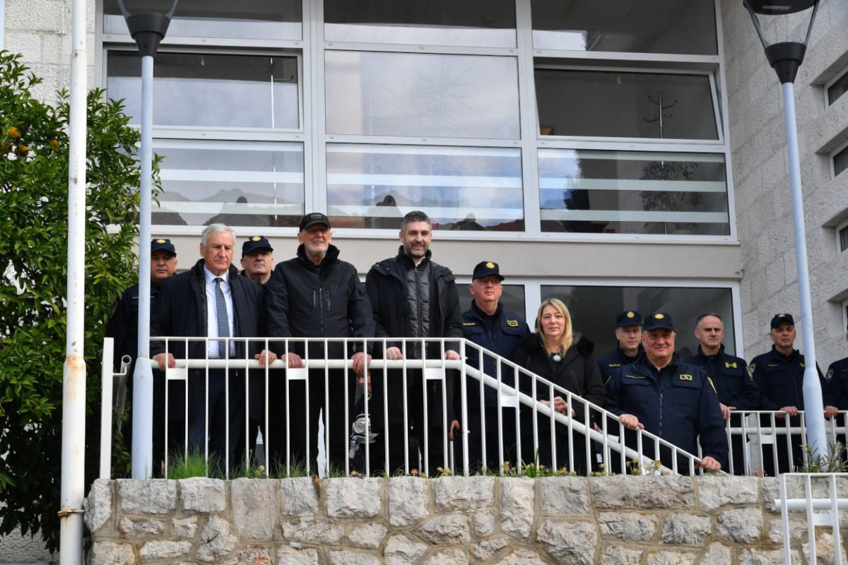 BOŽINOVIĆ OBIŠAO OBNOVLJENU ZGRADU POLICIJE U GRUŽU