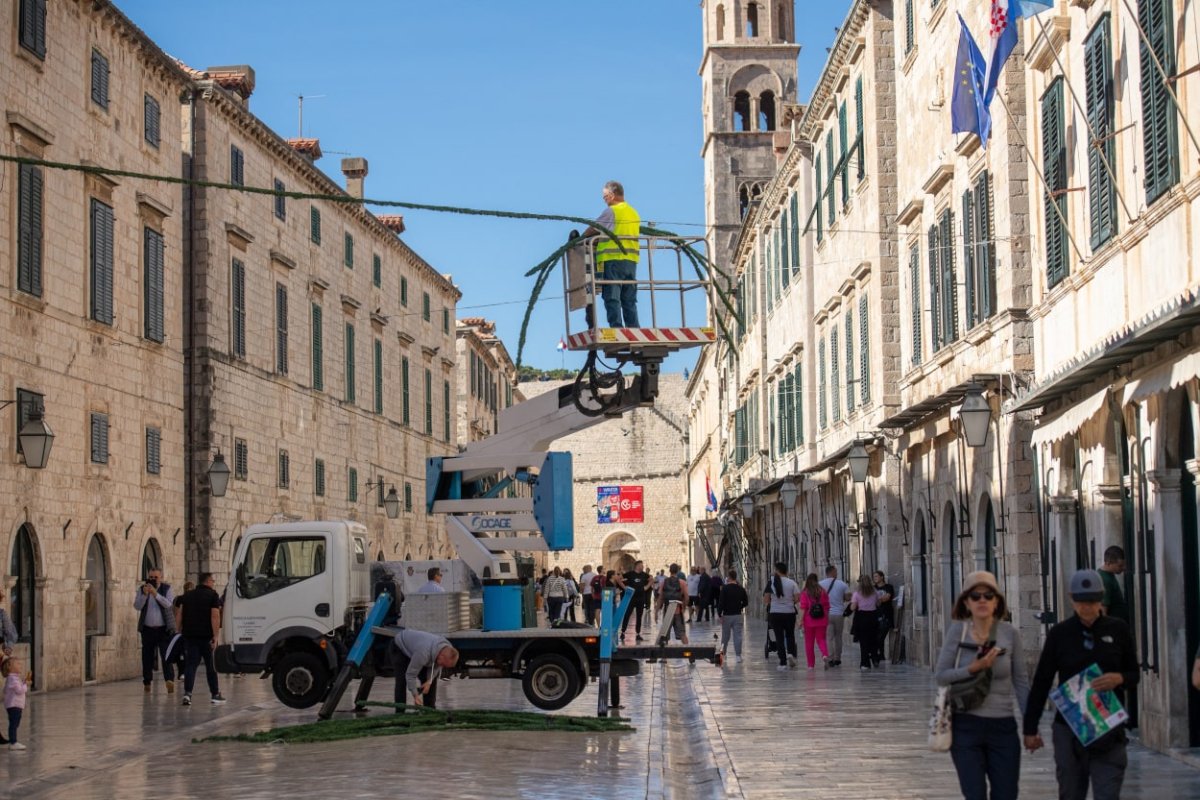 POČELO JE BLAGDANSKO UKRAŠAVANJE GRADA