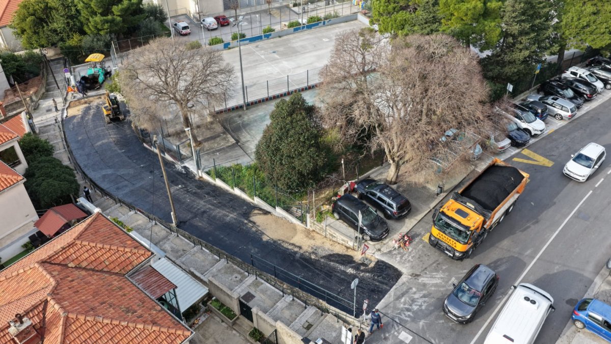 ASFALTIRANA NIZBRDICA PREMA OŠ IVANA GUNDULIĆA