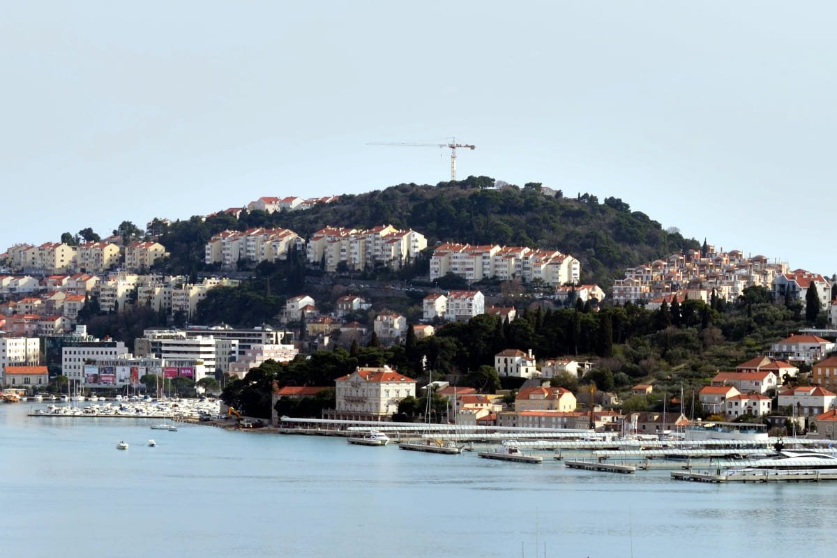 ZA IZGRADNJU NOVE CESTE NA MONTOVJERNI SVEUČILIŠTE GRADU MORA PREPUSTITI JEDNU PARCELU