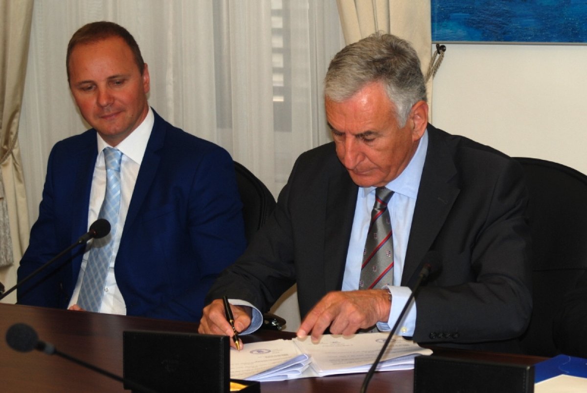 Tko ispipava rejting u neozbiljnoj anketi?