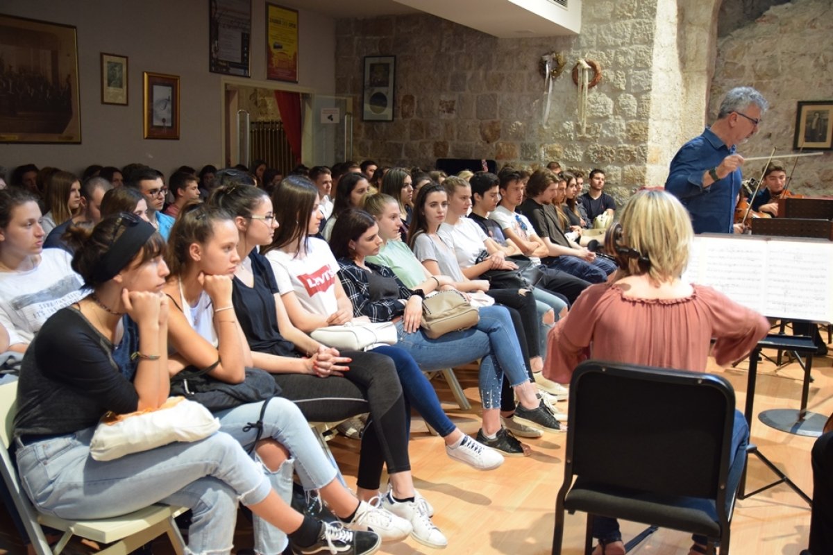 Ususret koncertu filmske, latino i pop glazbe: Dubrovački sredonjoškolci na probi Orkestra