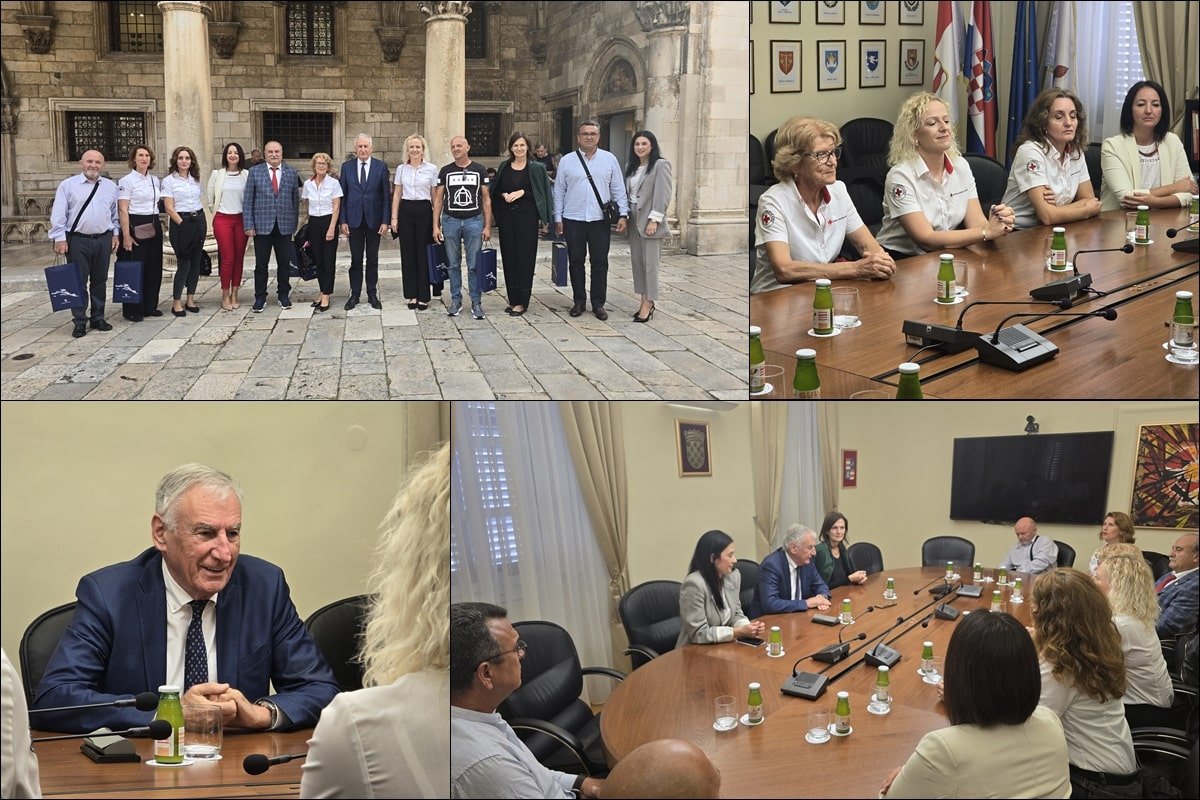 Foto / ŽUPAN DOBROSLAVIĆ S DARIVATELJIMA KRVI UZ NJIHOV DAN