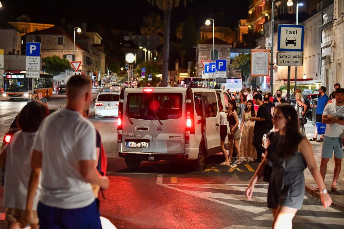 FRANKOVIĆ: I AUTI ZA TRANSFERE POSTALI SU TAKSIJI