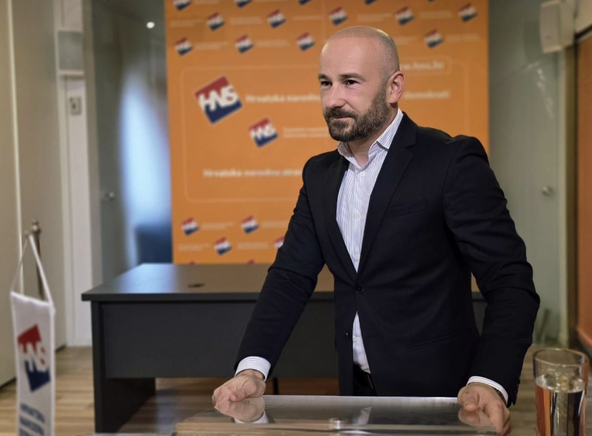 Video / DUJMOVIĆ PRVI PREDAO GRADONAČELNIČKU KANDIDATURU I TO TRČEĆI NA DU MOTIONU