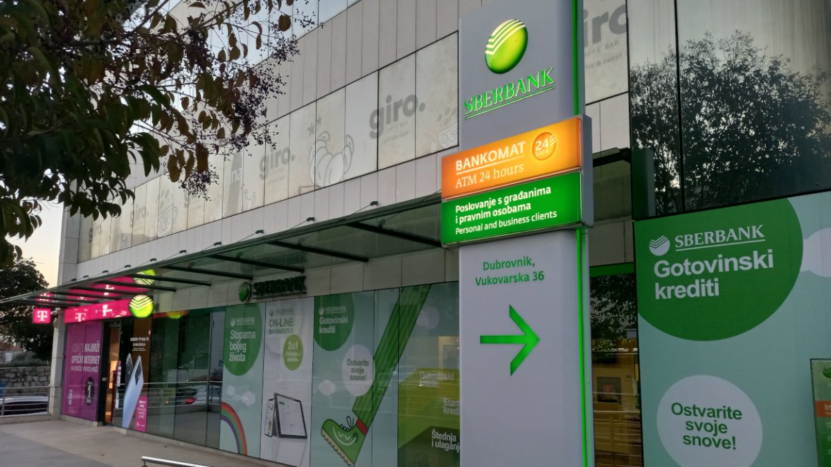 Prije tri dana iz HNB -a govorili jedno, a danas kažu Sberbanka propada, klijentima ograničeno podizanje novca