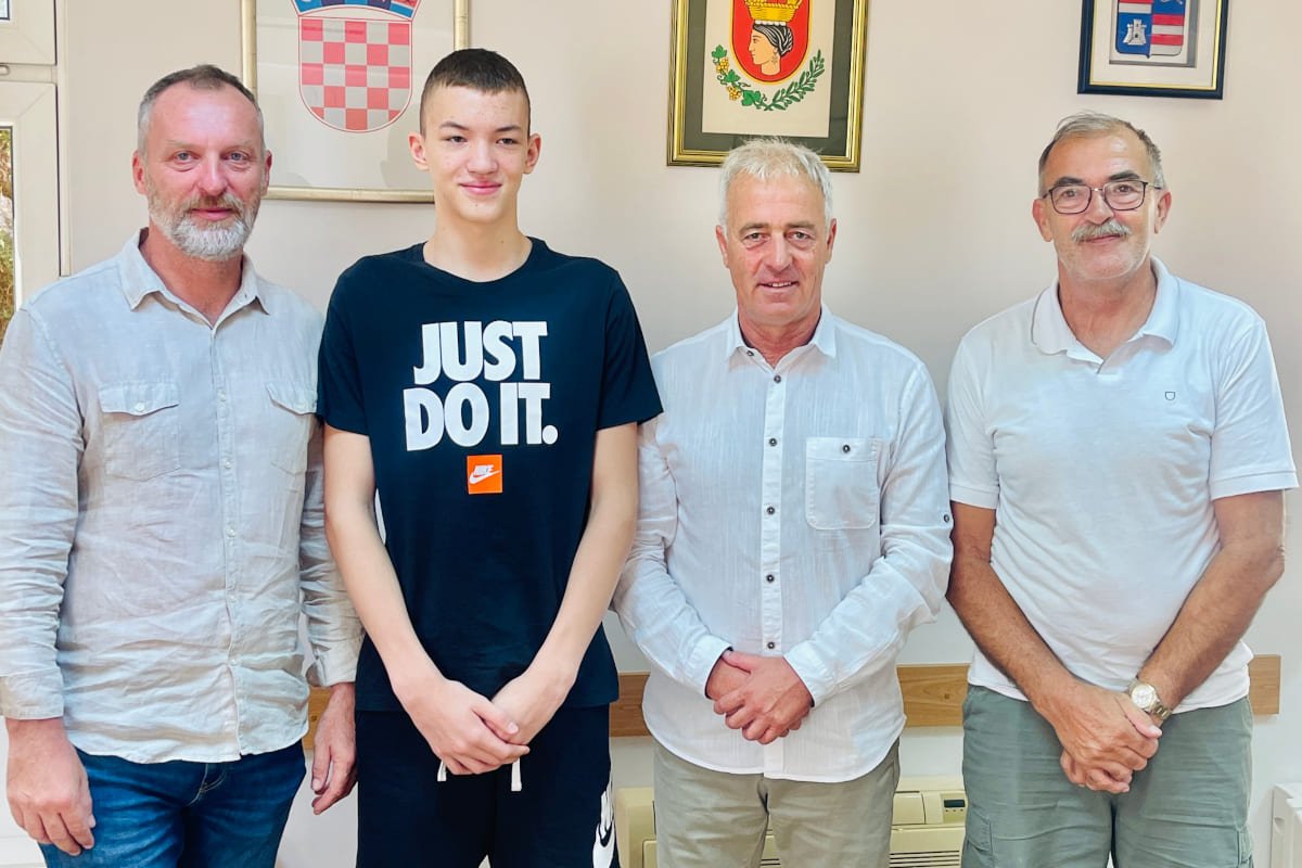 NAČELNIK NARDELLI PRIMIO PLIVAČA LUKŠU PAVIĆA, ČETVEROSTRUKOG KADETSKOG PRVAKA HRVATSKE