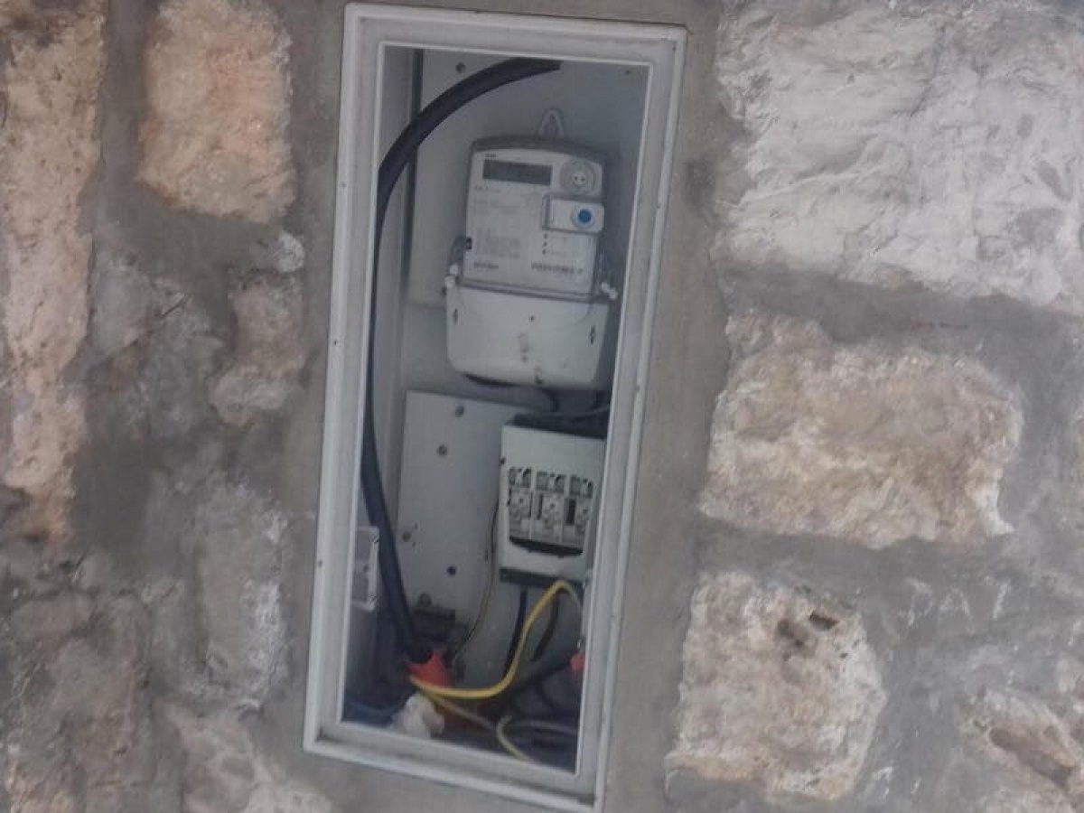 Treba li nekoga ubiti struja na igralištu ispod Minčete?!