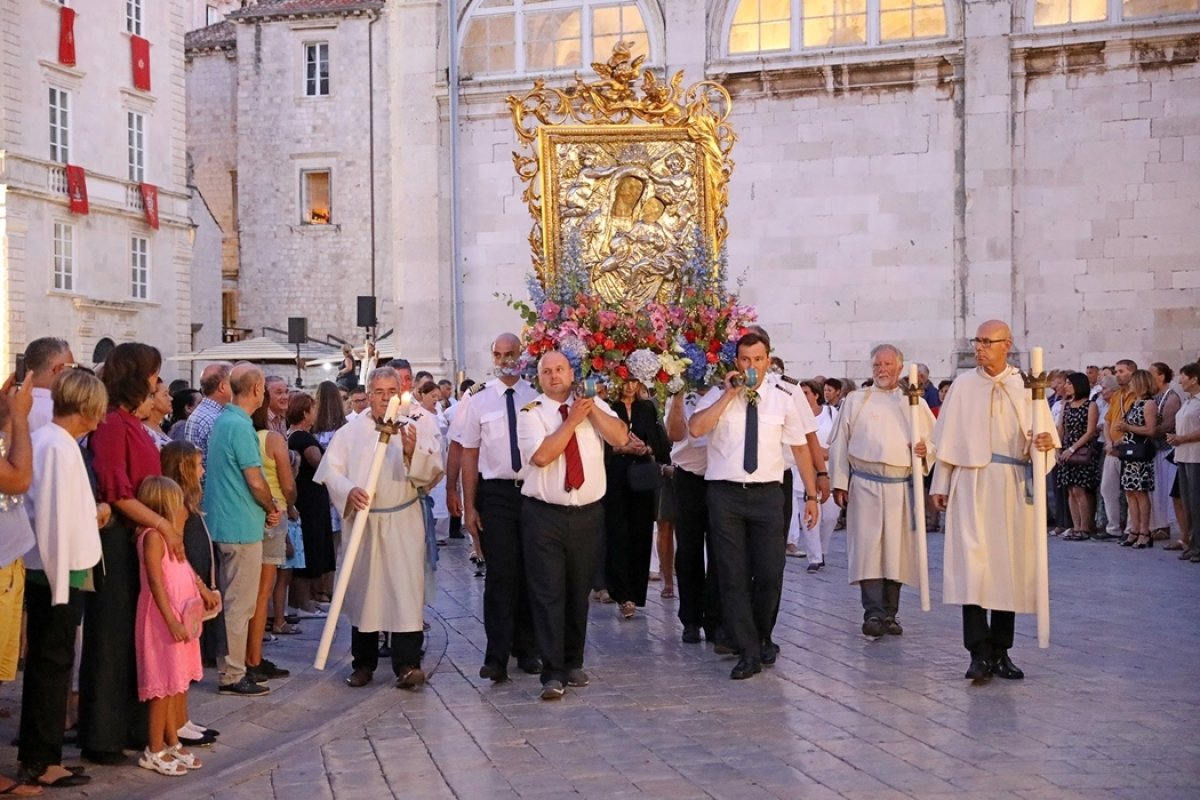 Biskup Uzinić upozorio da se ne preporučuju procesije s vjernicima uz Veliku Gospu, a izbor je na župnicima