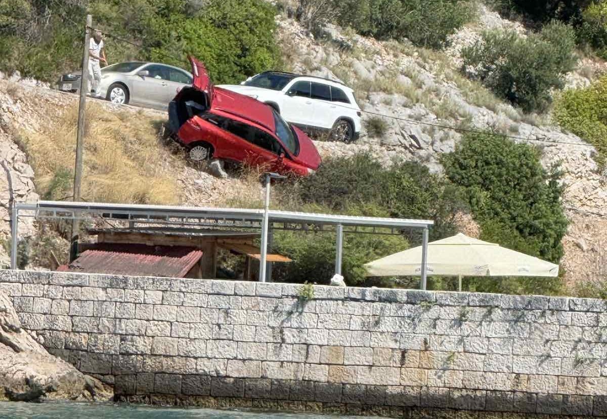 VATROGASCI U BRSEČINAMA IZVLAČILI AUTOMOBIL KOJI JE OTKLIZAO S CESTE