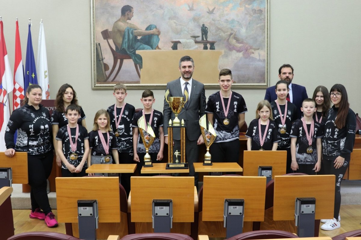 ČLANOVE TAEKWONDO KLUBA SHARK PRIMIO GRADONAČELNIK FRANKOVIĆ