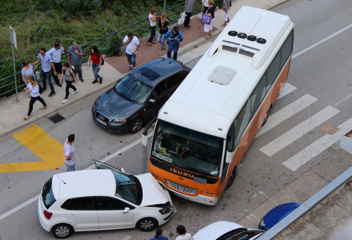 Sudar Libertasovog autobusa i osobnog automobila u Hebrangovoj