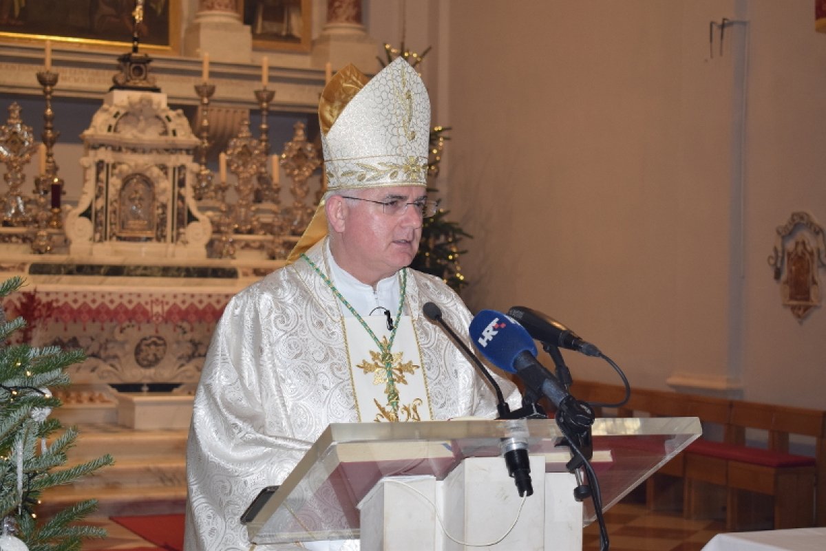 Biskup Mate Uzinić: Božić ljubavi prema Bogu i bližnjemu