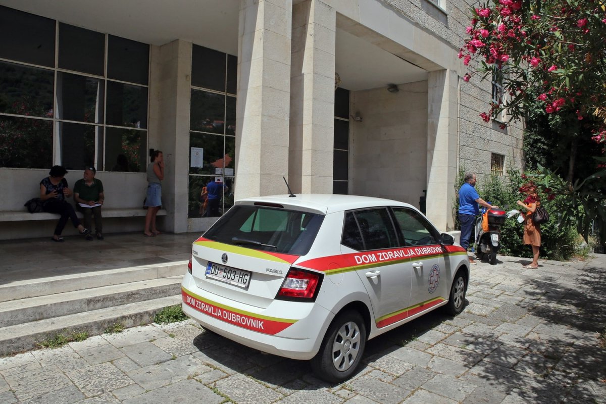 NEMATE PARKING ZA POĆI NA DOM ZDRAVLJA; RECITE HVALA KONZERVATORIMA KOJI BILDAJU MIŠIĆE NA JAVNIM PROJEKTIMA