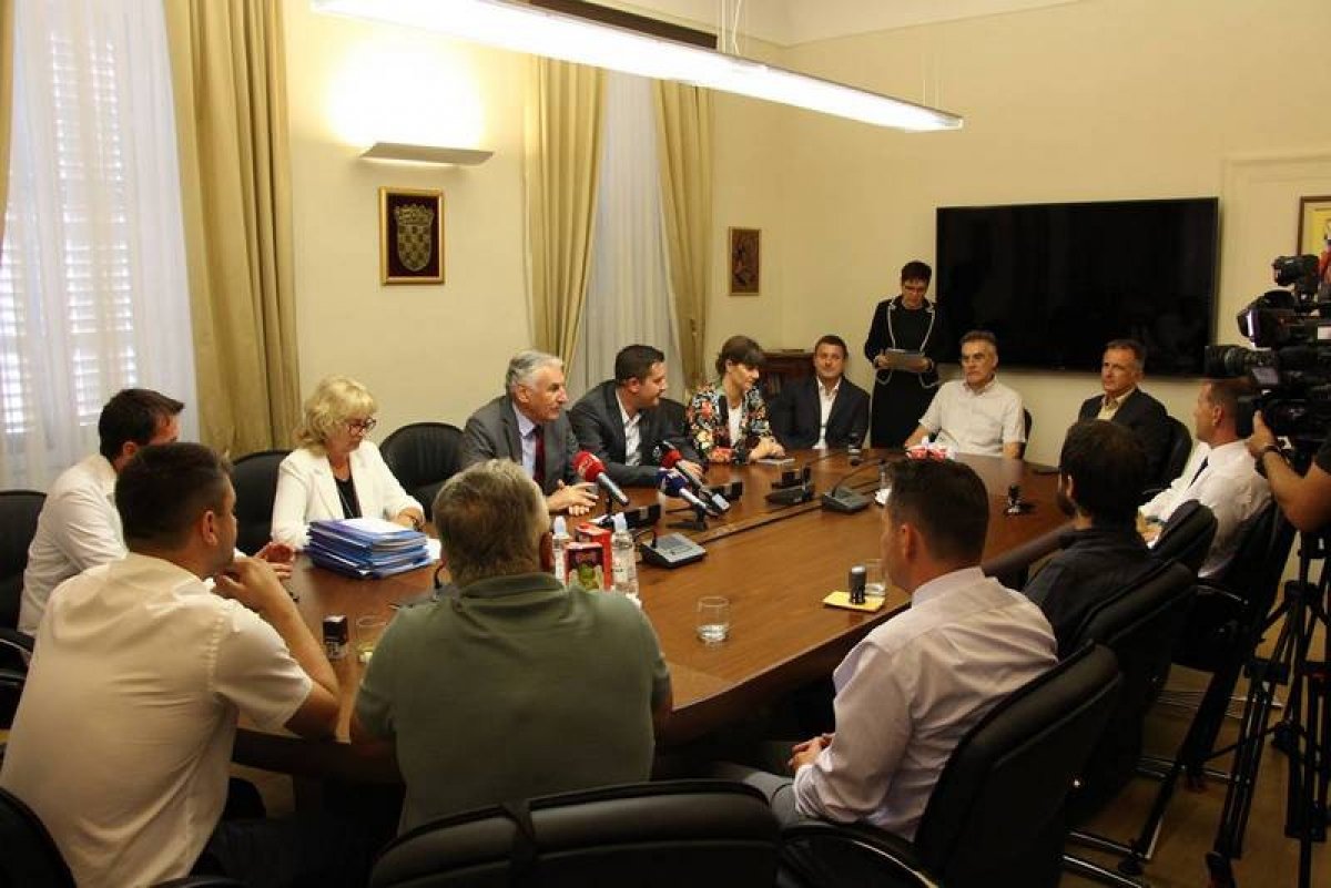 Župan Dobroslavić potpisao ugovore o financiranju dodatnih medicinskih timova u sezoni