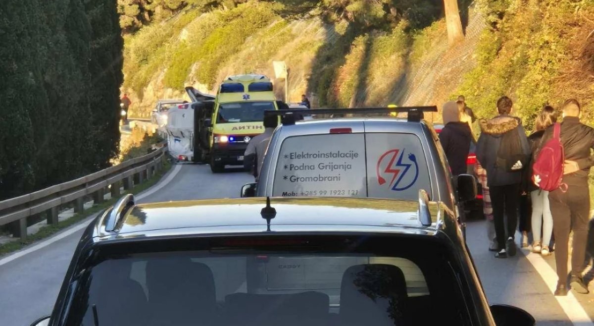 PREVRNUO SE KOMBI NA MAGISTRALI IZNAD GRADA, JEDNA OSOBA POGINULA