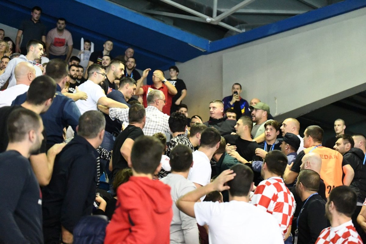 Foto / EP VATERPOLO: ČETIRI HRVATSKA NAVIJAČA UHIĆENA ZBOG INCIDENTA NA UTAKMICI S CRNOM GOROM