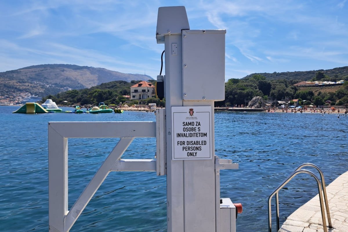 ZBOG VANDALA I NEODGOVARAJUĆEG KORIŠTENJA GRAD POSTAVIO UPOZORENJA NA DIZALA ZA OSI