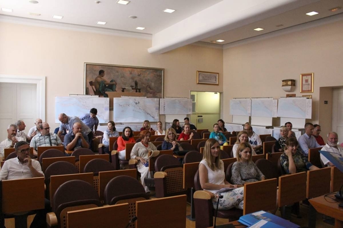 Učenicima i mentorima koji su sudjelovali na županijskim smotrama i natjecanjima dodijeljene zahvalnice i priznanja