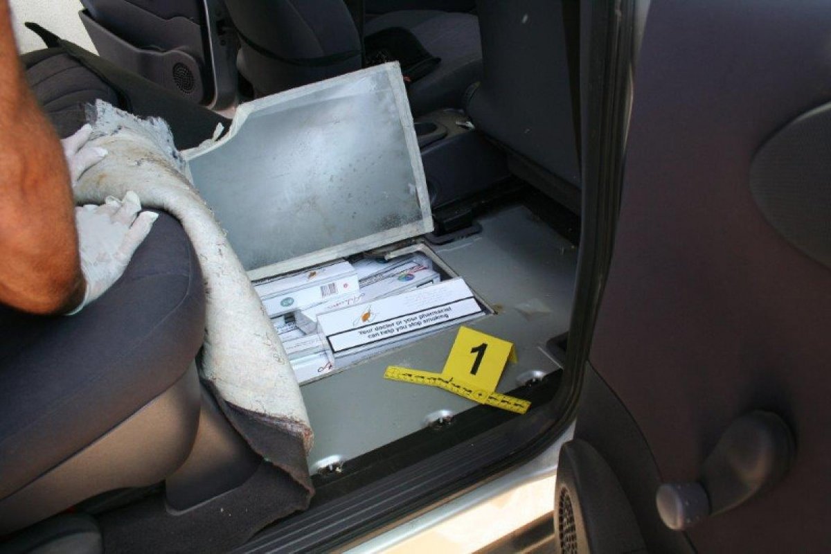 Krijumčario cigarete; skrio ih u podu automobila